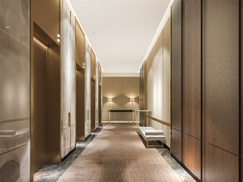 Grande corredor com móvel planejado claro e portas transparentes