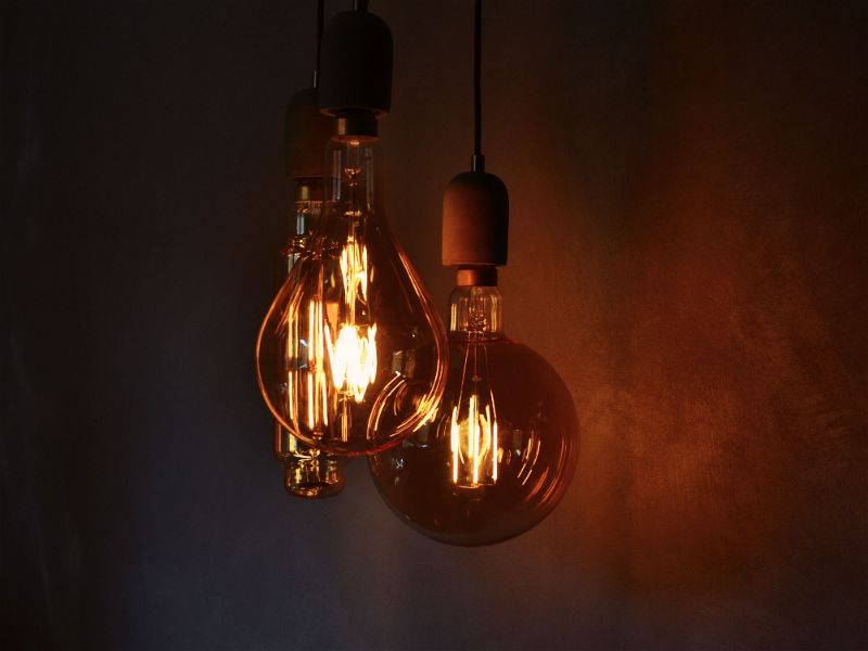 Foto de três lâmpadas incandescentes, cada uma de formatos diferentes Inventor lâmpada.