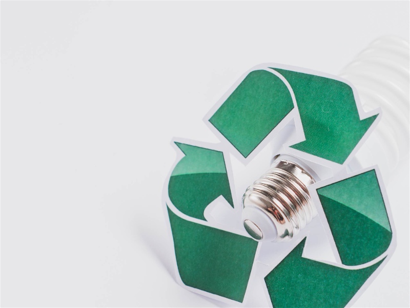 lâmpada com símbolo de reciclagem verde sobre ela