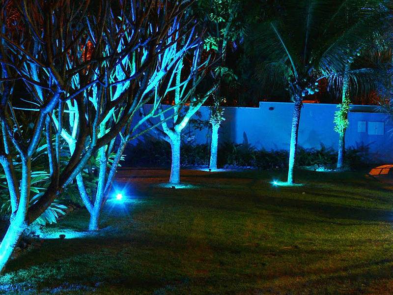 jardim externo à noite iluminado por refletores de led