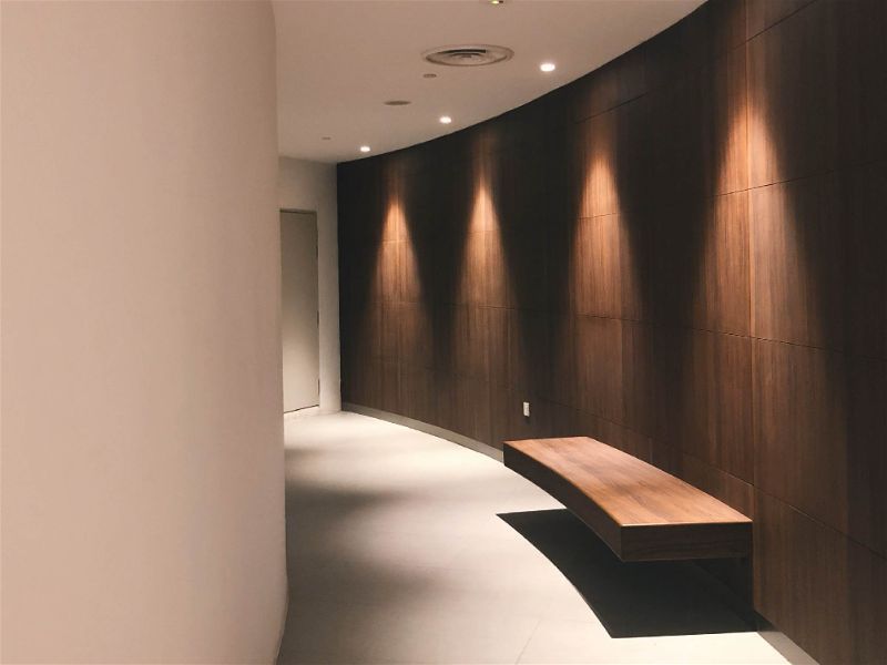 corredor com parede de madeira e spots de luz